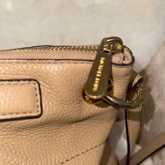 Michael Kors Tan Shoulder Bag with Gold Accents - Picture 5 of 14